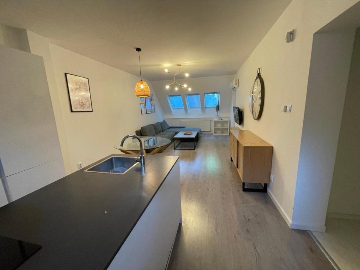 Gabica Apartman Debrecen Buitenkant foto