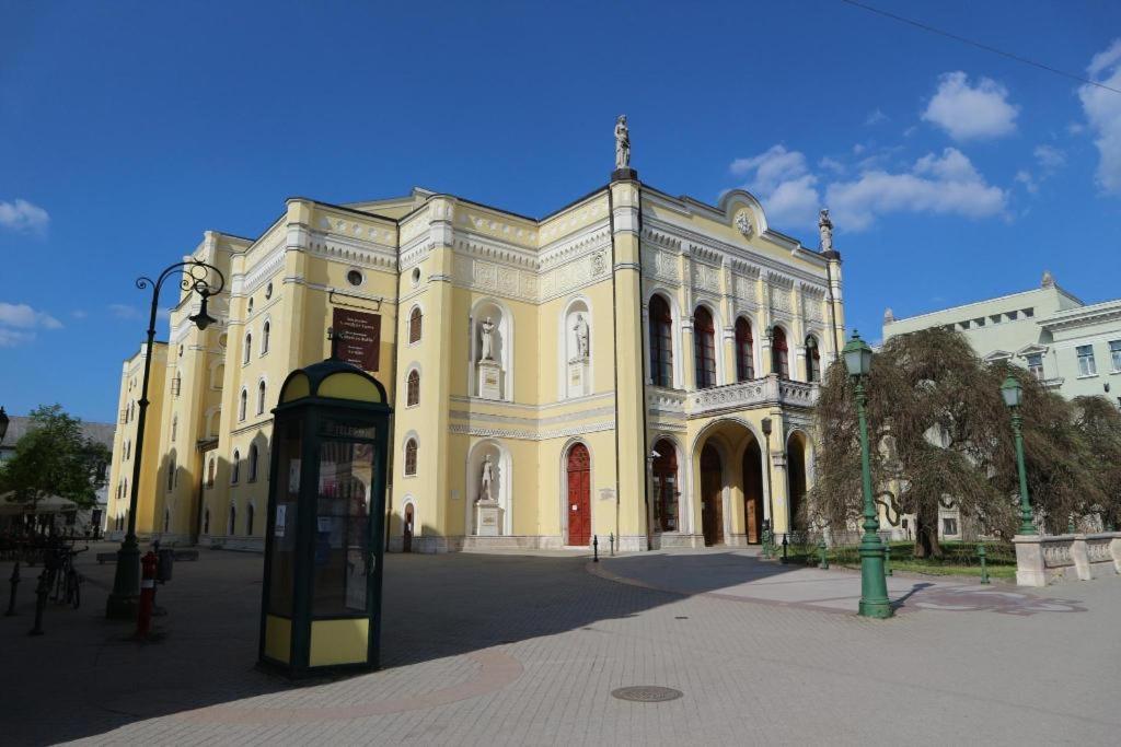 Gabica Apartman Debrecen Buitenkant foto